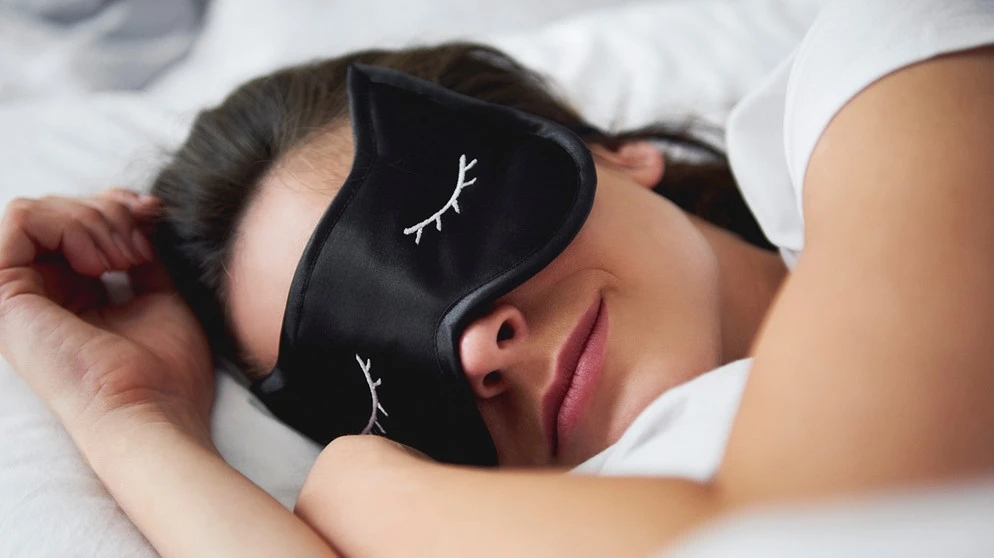 Spavanje s maskom na očima čini vas pametnijima