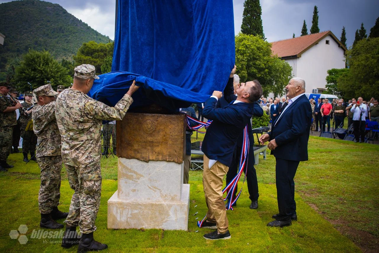 FOTO | Otkrivanje spomenika u Mostaru: "Bit ćemo narod koji ne napada, ali brani i čuva svoje"