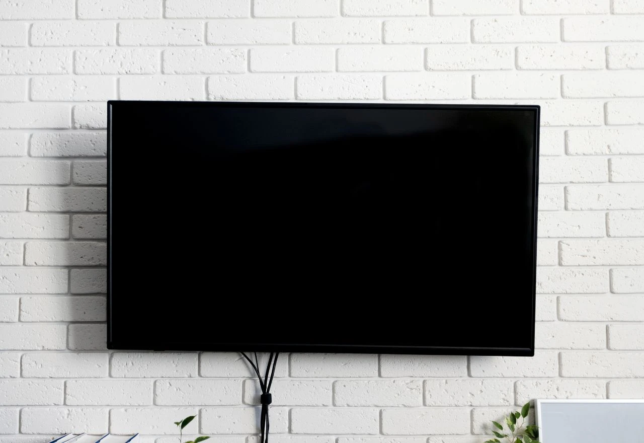 Kako sakriti TV žice? Savjeti za dnevni boravak bez nereda