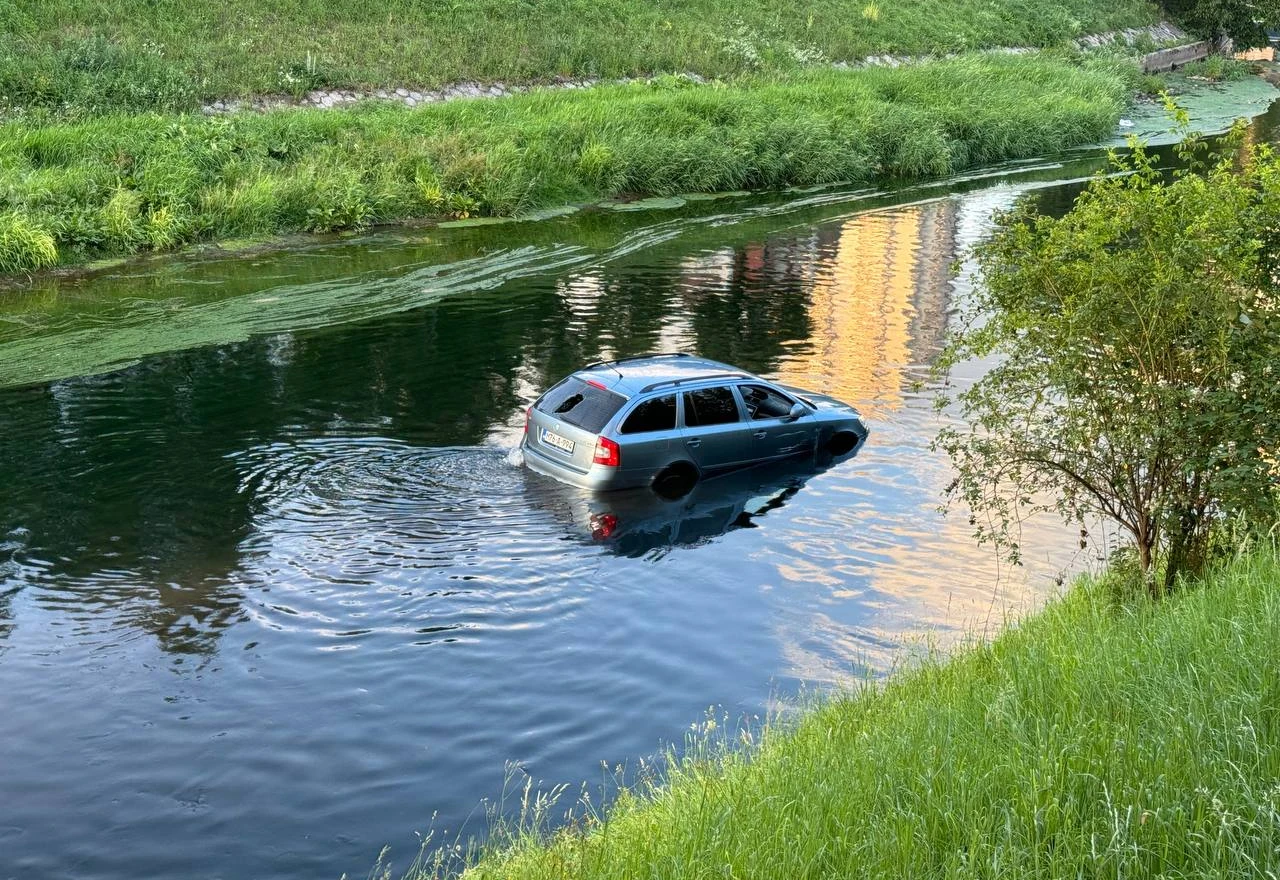 FOTO | Gurnuo Škodu u Miljacku i okupljenima rekao ''Ko je je*e''