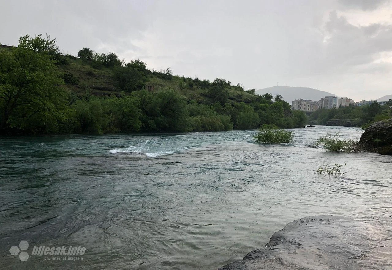 Mostar: Vatrogasci izvlačili osobu s obale Neretve