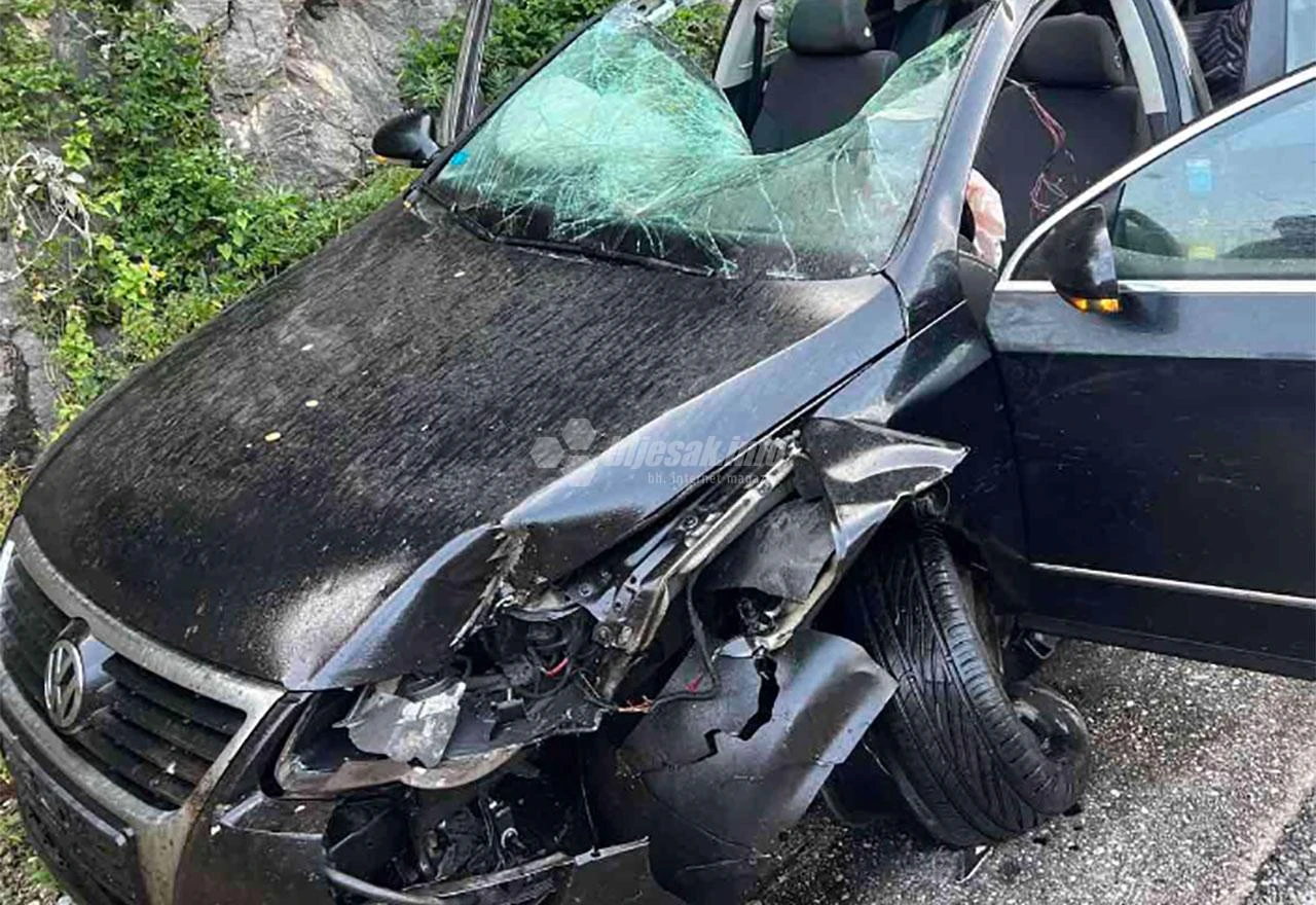 Teška prometna nesreća kod Mostara: Ima smrtno stradalih, vatrogasci se bore s požarom na kamionu