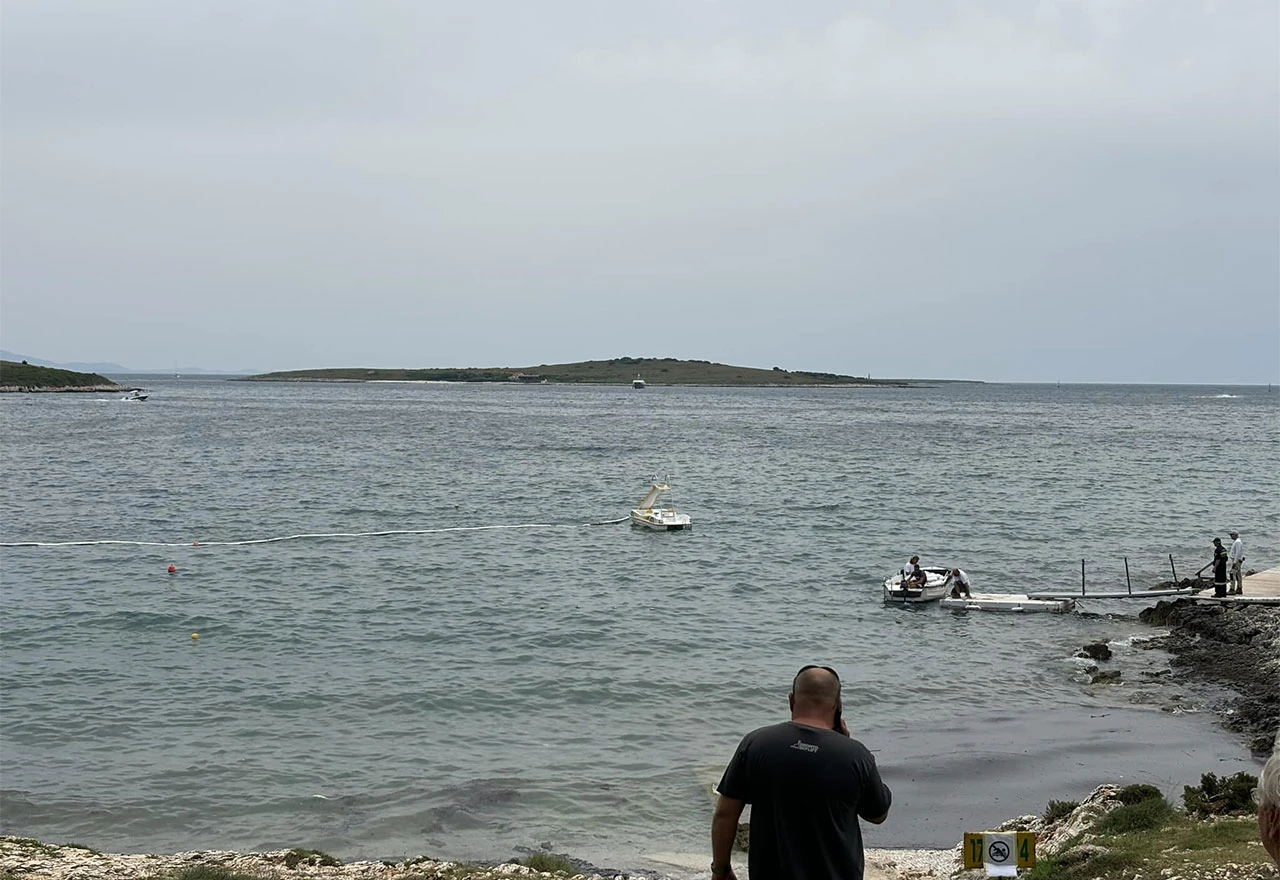Ekološki incident na Jadranu: Ispuštena velika količina nafte i mazuta
