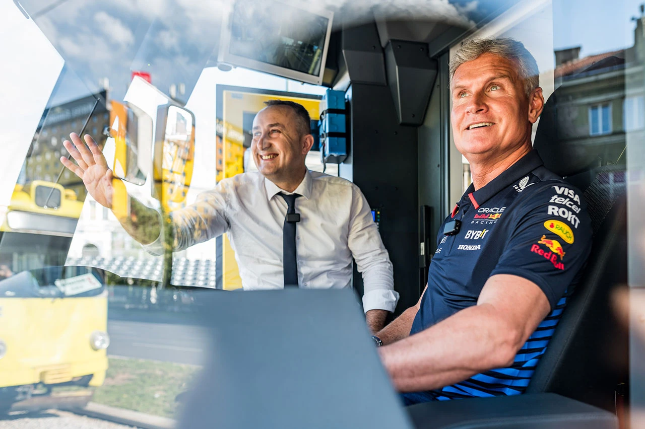 David Coulthard zamijenio F1 bolid tramvajem i vozio građane Sarajeva uoči Red Bull Showrun