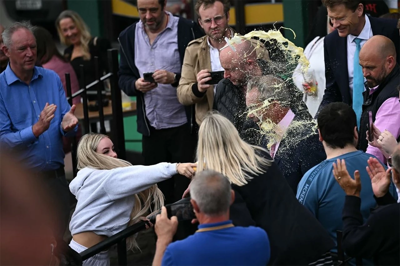 VIDEO | Farage zaliven milkshakeom na predizbornom skupu