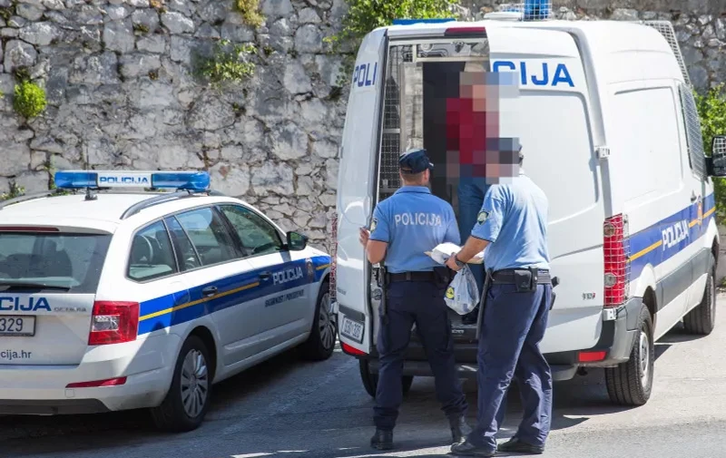 Muškarac napao članove obitelji - davio ih i udarao u glavu, napao i policajce