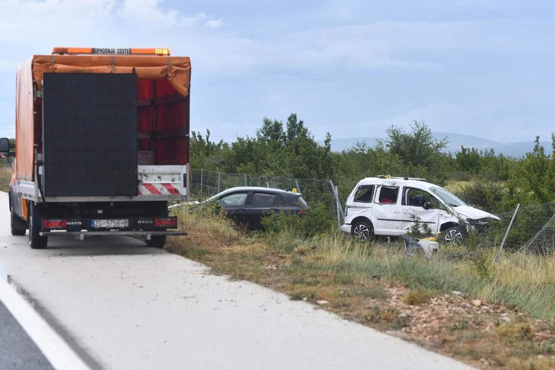 Auto sletio s autoceste, radnici HAC-a došli pomoći pa na njih naletjelo drugo vozilo