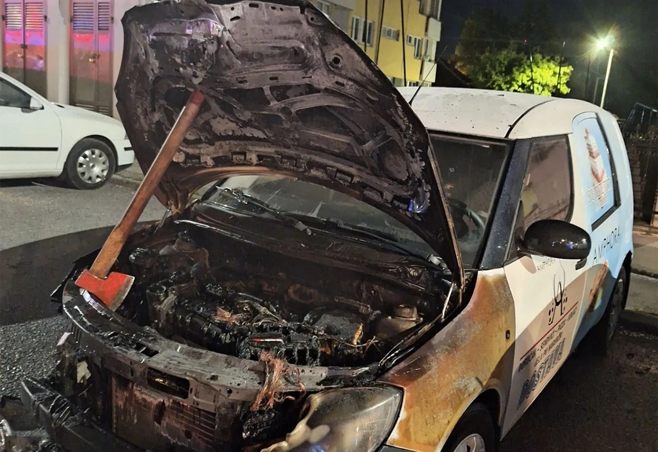 VIDEO | Zapaljena dva auta na Palama, jedan pripada sinu načelnika