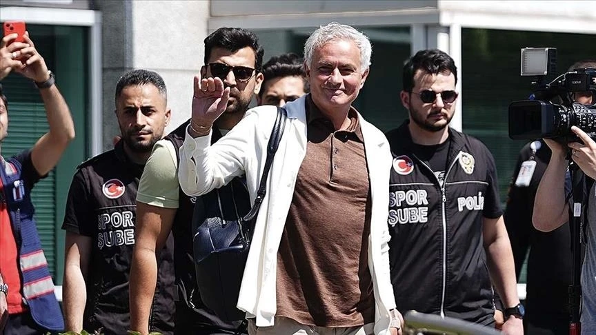 VIDEO I Mourinho potpisao ugovor na stadionu Fenera 