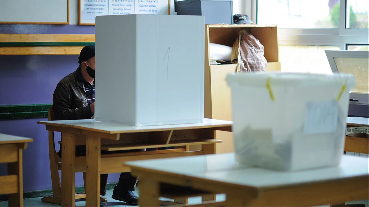 Dio oporbe bojkotira izbore u Beogradu, očekuje se pobjeda vladajućeg SNS-a
