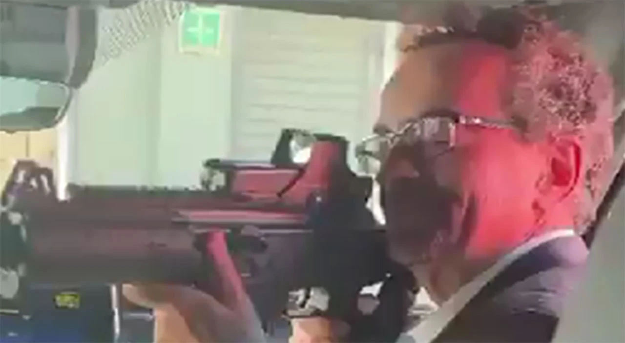 VIDEO Veleposlanik dobio otkaz nakon što je uperio pušku u zaposlenika