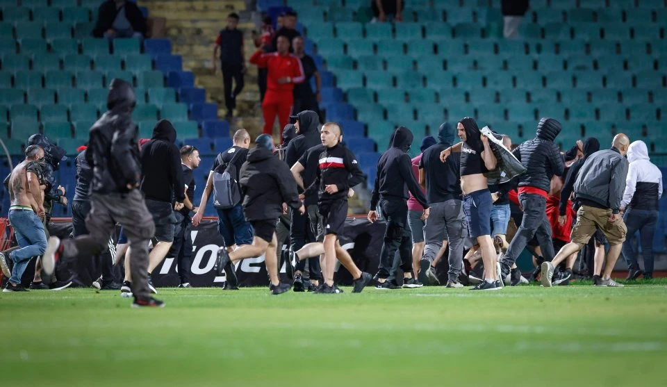 VIDEO I Neredi u Sofiji, huligani CSKA na terenu