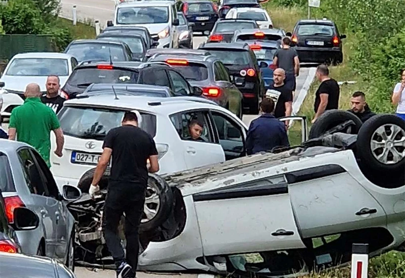 FOTO | Rotimlja: Osobni automobil završio na krovu