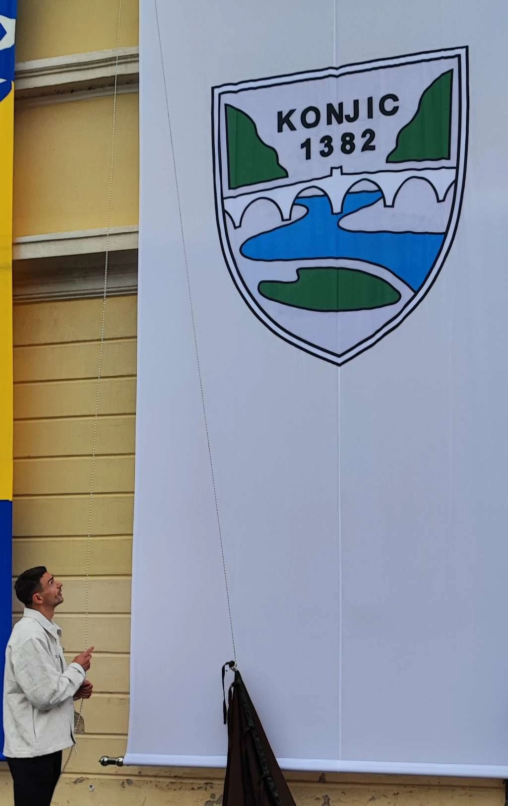 Konjic: Nogometni reprezentativac svečano otkrio zastavu Grada