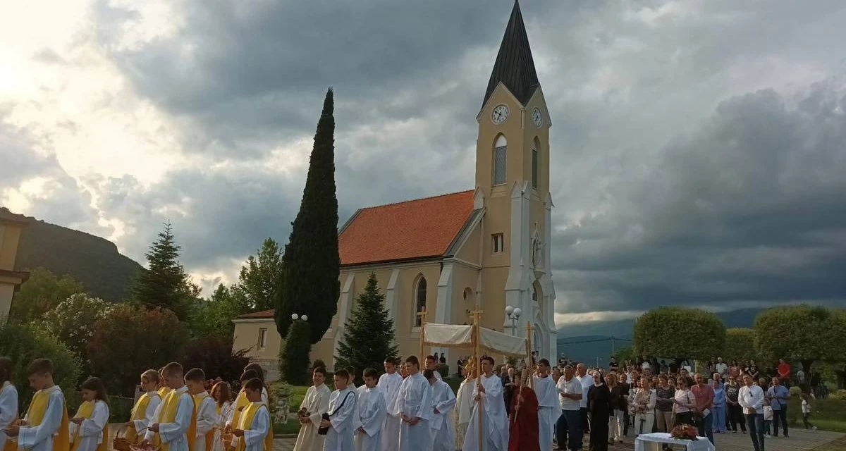 Procesijom u Bijelom Polju proslavljeno Tijelovo  
