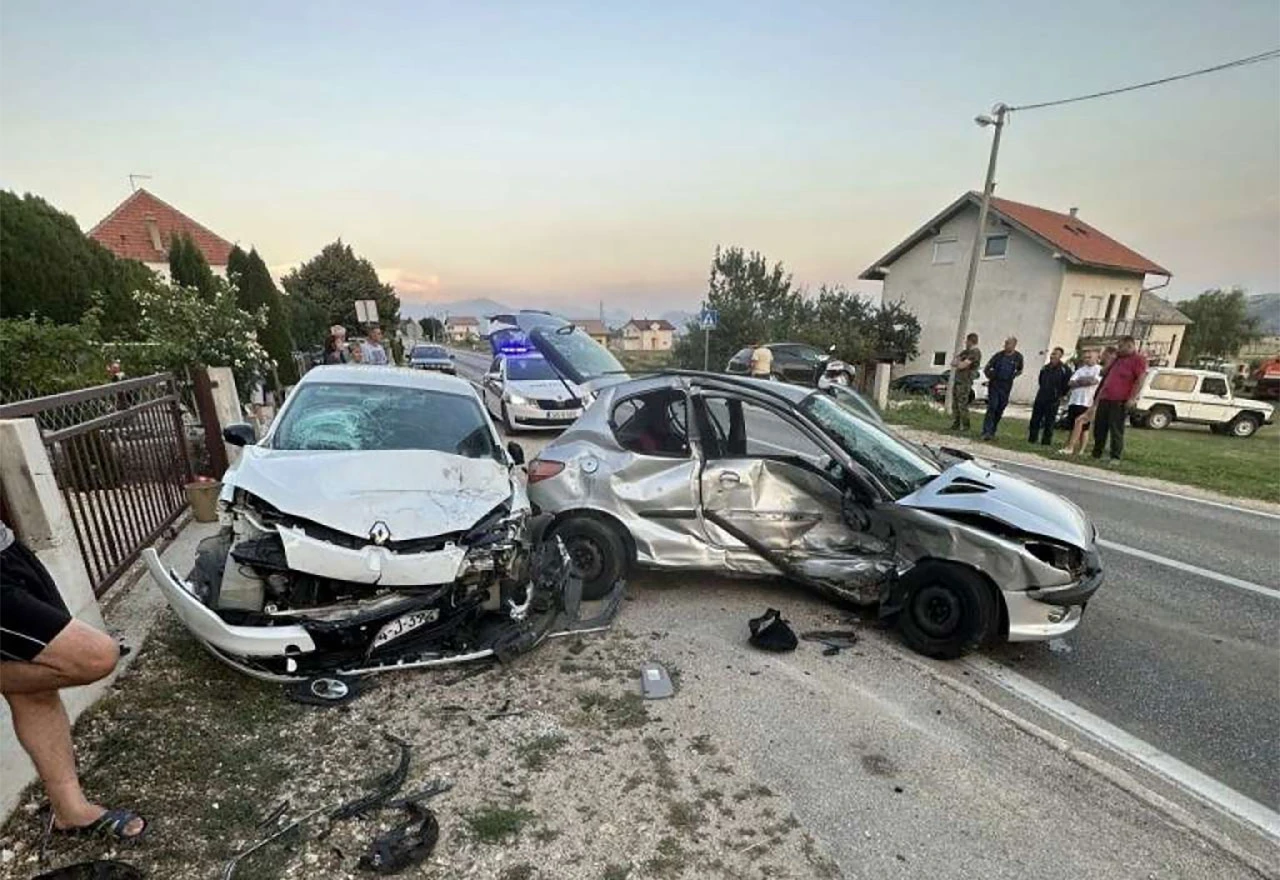 Prometna nesreća na M-17: Vozač i suvozačica iz Širokog Brijega zadobili ozljede