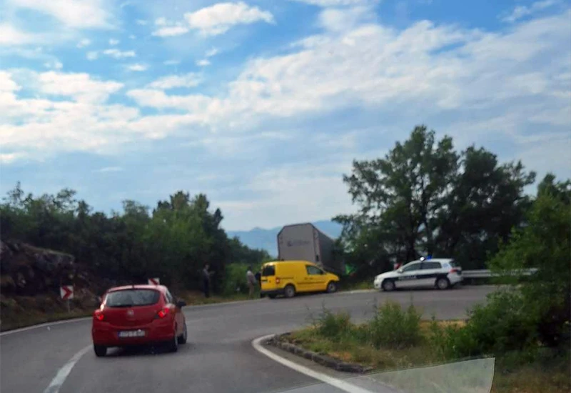 Stolac: Šleper sletio s ceste