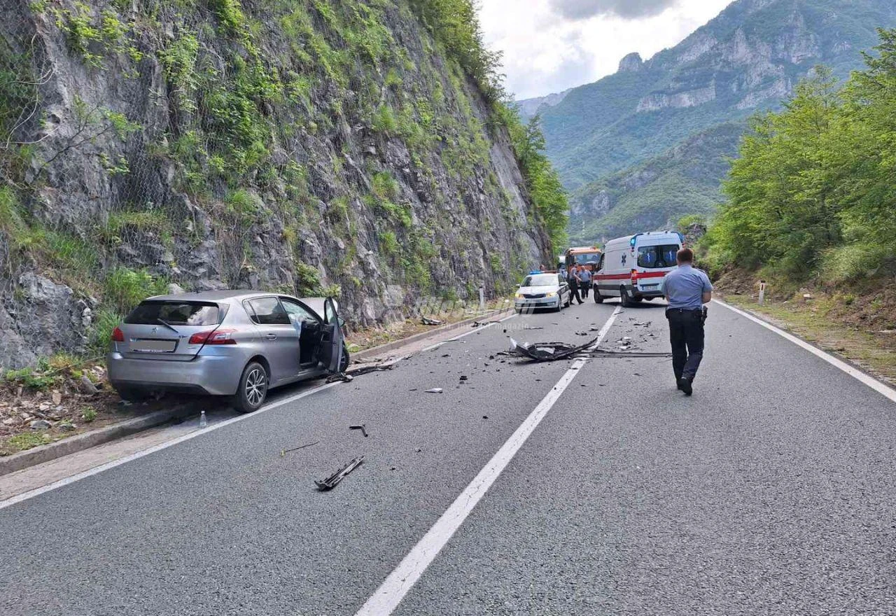 U sudaru kombija i automobila: Jedna osoba teško, a sedam lakše ozlijeđeno