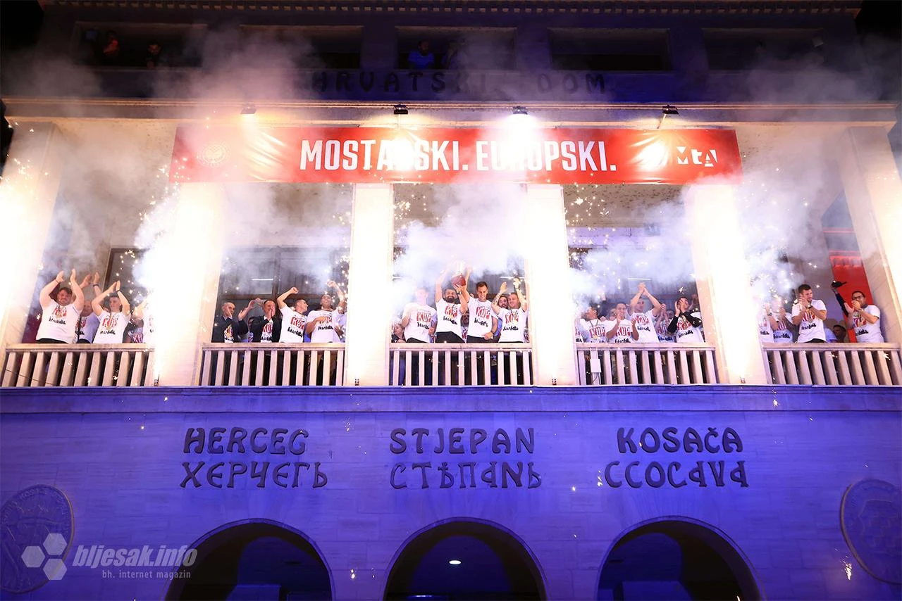 FOTO | Spektakl u Mostaru: Plemići pozdravljeni ovacijama na balkonu Kosače