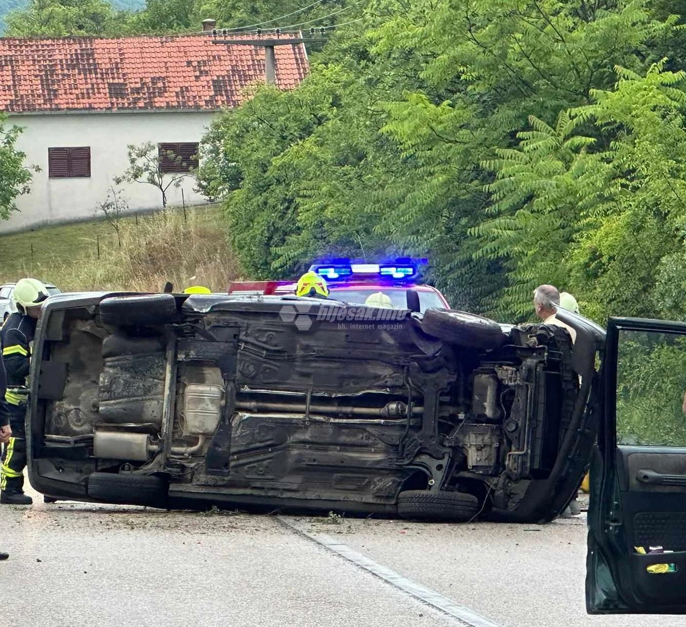 Prometna nesreća u Raštanima: Automobil završio na boku 