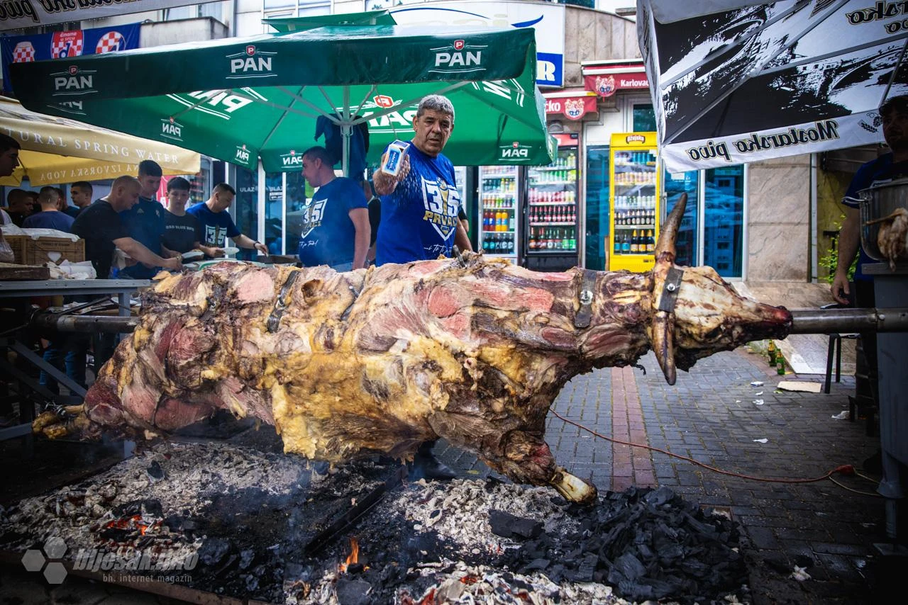 FOTO / VIDEO | Čitluk slavi duplu krunu Dinama: Peče se vol od 423 kg