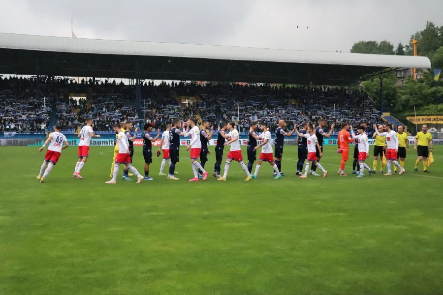 Željezničar Borcu uručio cvijeće, puna Grbavica ih izviždala