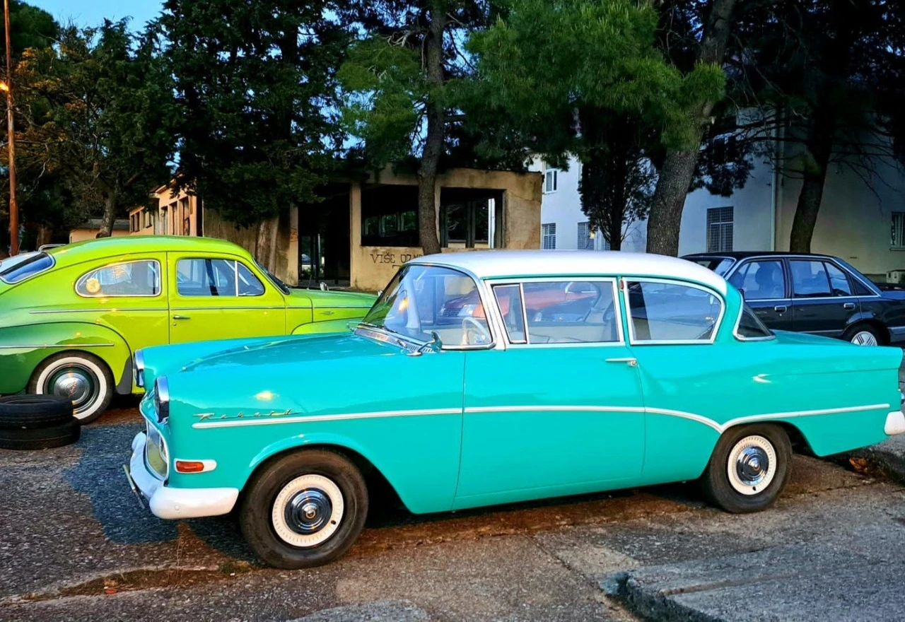 Izložba vrijednih oldtimera u Mostar donijela dašak luksuza
