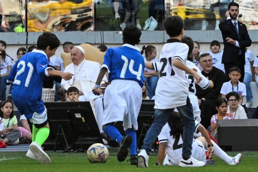 Papa izveo početni udarac na rimskom stadionu Olimpico