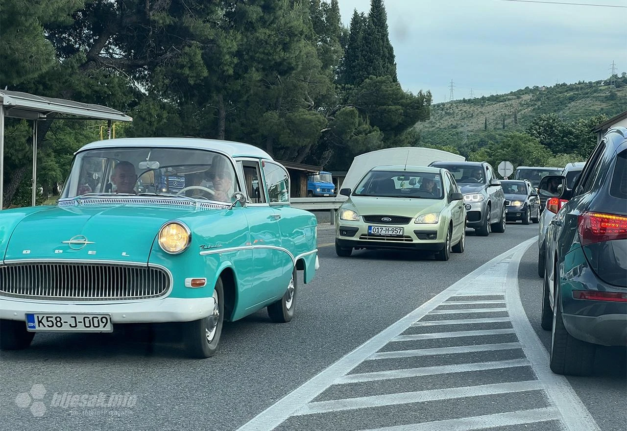 FOTO | Na putu prema Mostaru ''ulovljeni'' predivni oldtimeri