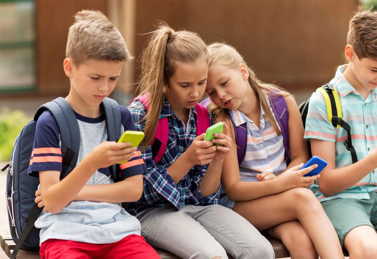 Velika Britanija trebala bi razmotriti zabranu mobitela za mlađe od 16