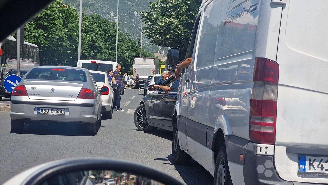 VIDEO Mostar: Prometni kolaps nakon nesreće na Bulevaru