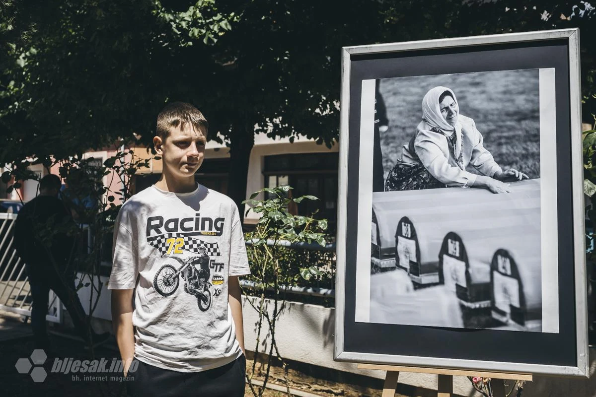 FOTO | Izložba o Srebrenici u Mostaru - 'da se ovo nikada, nigdje i nikome više ne ponovi'