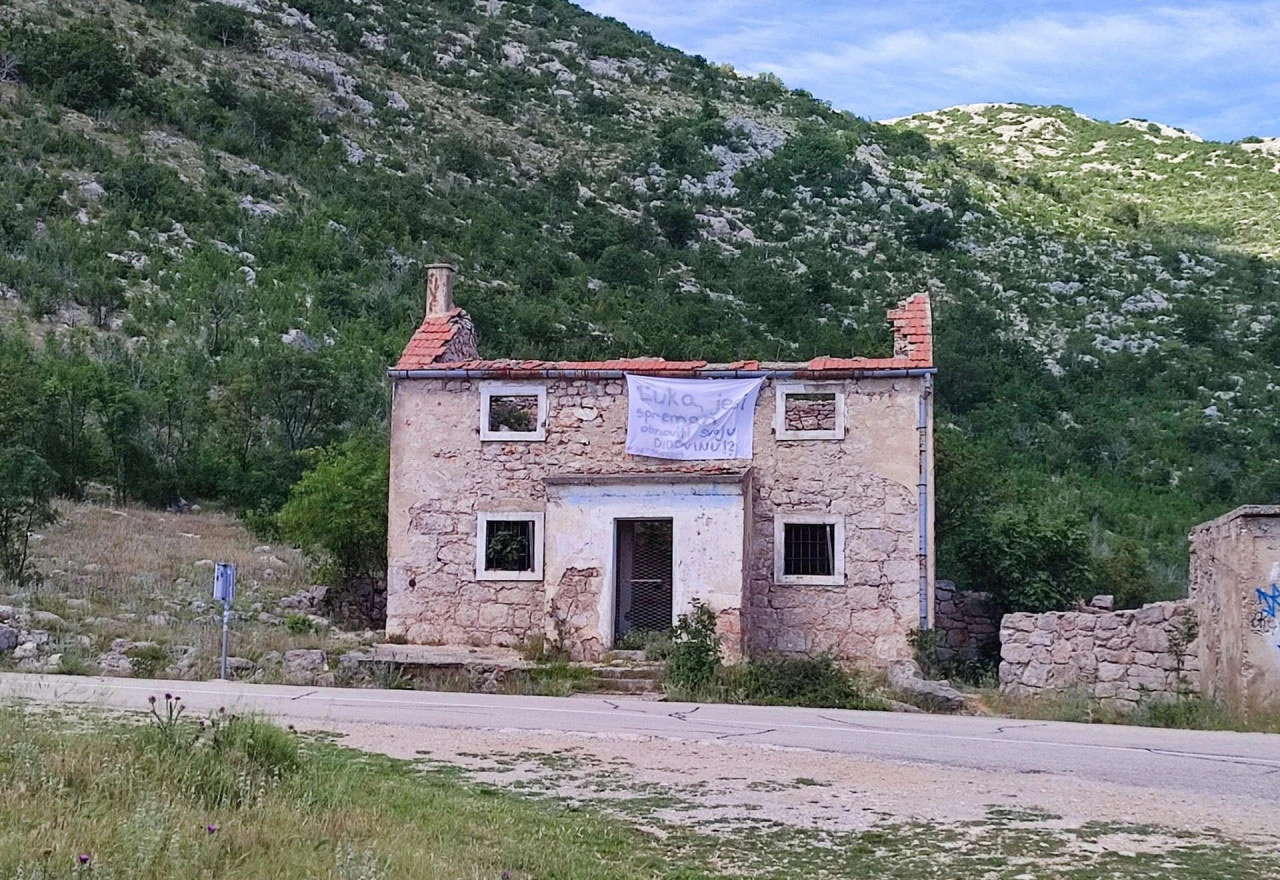 Na rodnoj kući Luke Modrića ostavljena zanimljiva poruka i broj telefona