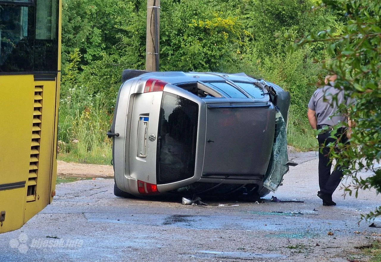 FOTO | Mostar: Prevrnulo se vozilo u naselju Humi