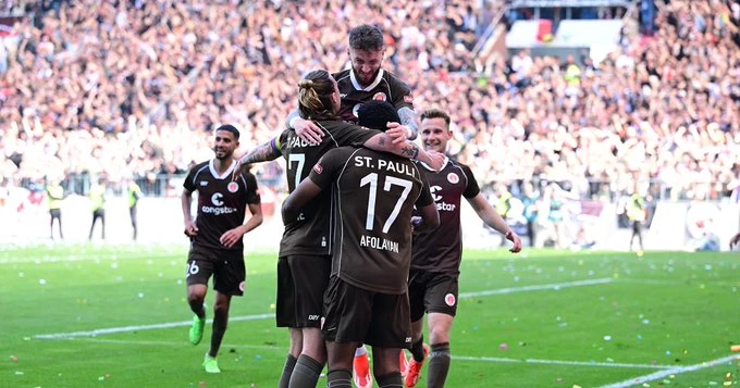 St. Pauli prvak Zweite, prekid utakmice u Rostocku, navijači palili stolice