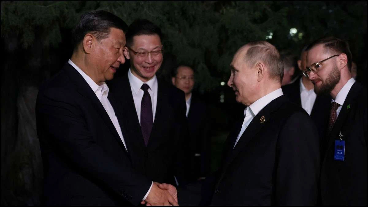Zagrljaj Putina i Xija, ali ne i 'bratski poljubac'