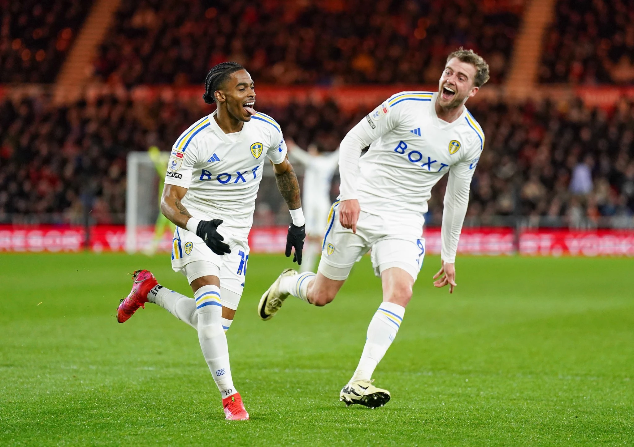 Ludnica na Otoku: Leeds na korak do povratka u Premier ligu