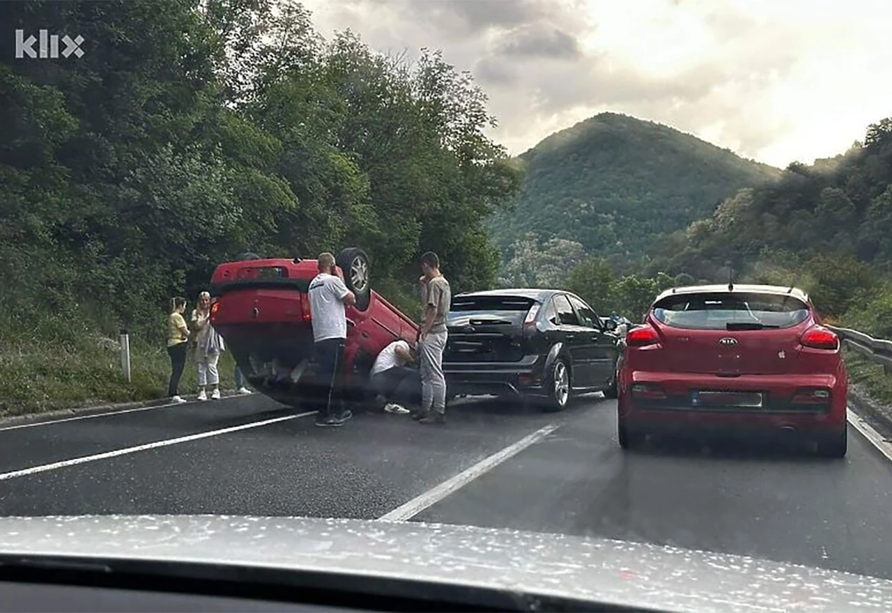 Prometna nesreća na Bradini: Automobil završio na krovu