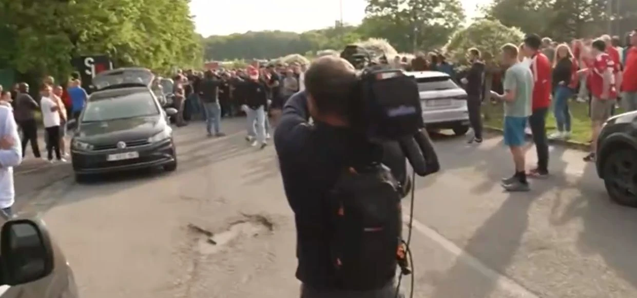 VIDEO I Nezadovoljni navijači Standarda spriječili odlazak igrača na utakmicu