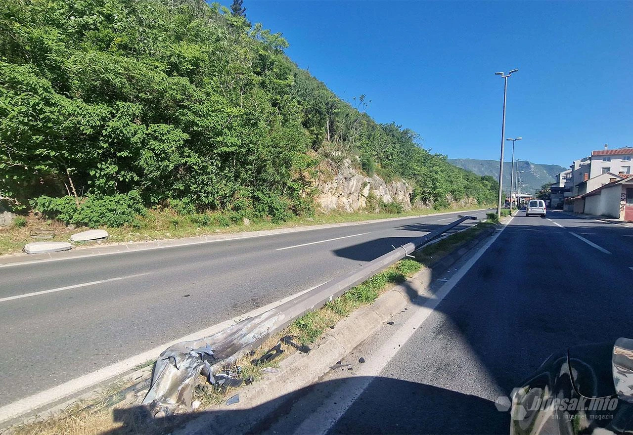 Burna noć na mostarskim ulicama: Prometne nesreće na Bulevaru, oboren stup javne rasvjete
