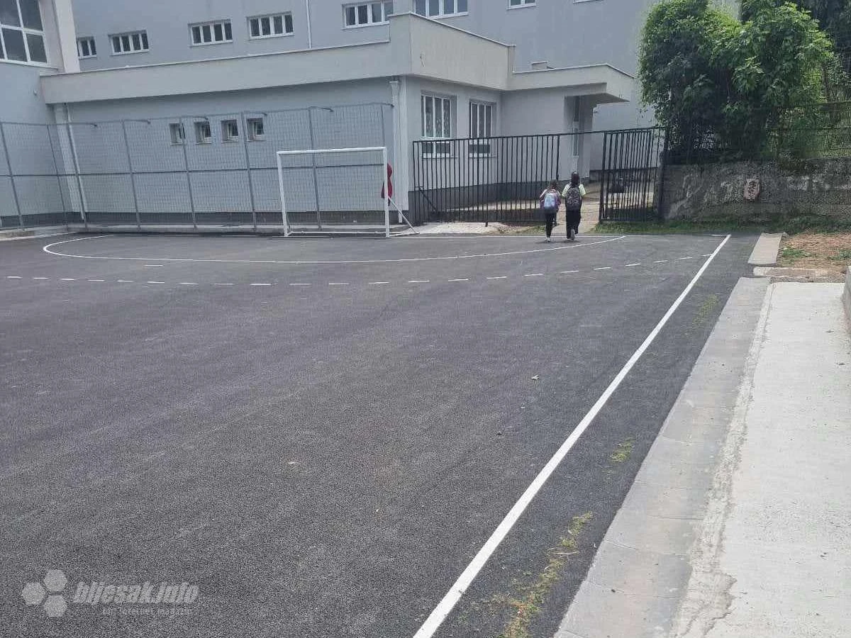 Ni mjesec dana što se Grad pohvalio radovima, iz ''ušminkanog'' asfalta nikla prva trava