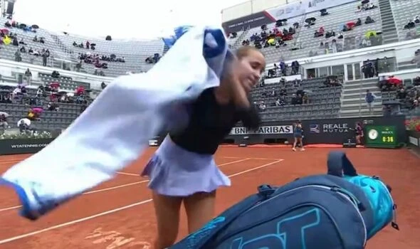 VIDEO I Sofia Kenin bacala stvari, psovala publiku 