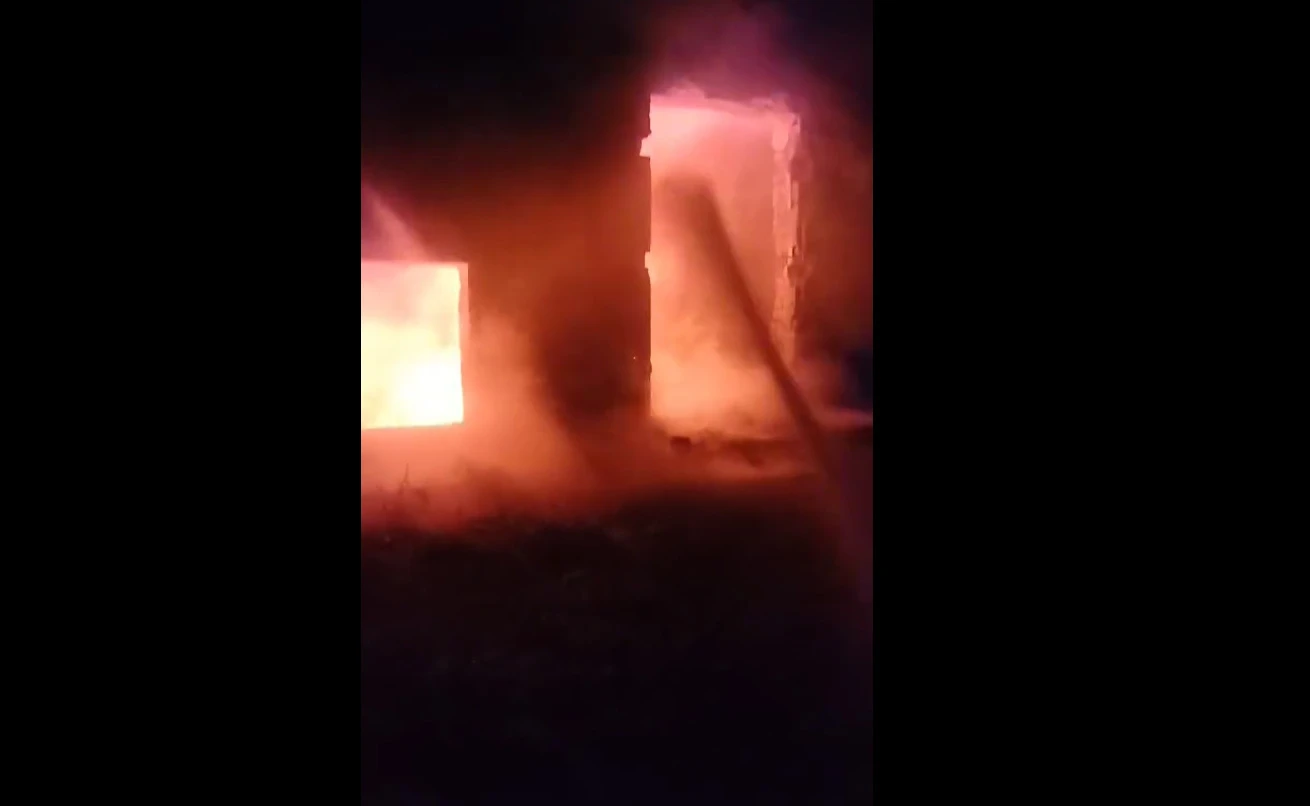 Mostar: Gorio napušteni vojni objekt