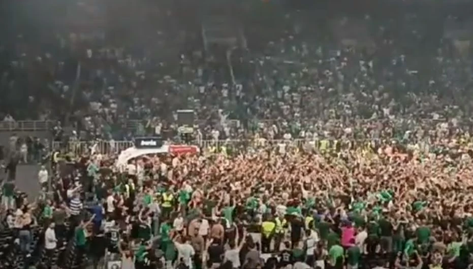 VIDEO I Oaka Arena se tresla, publika na parketu