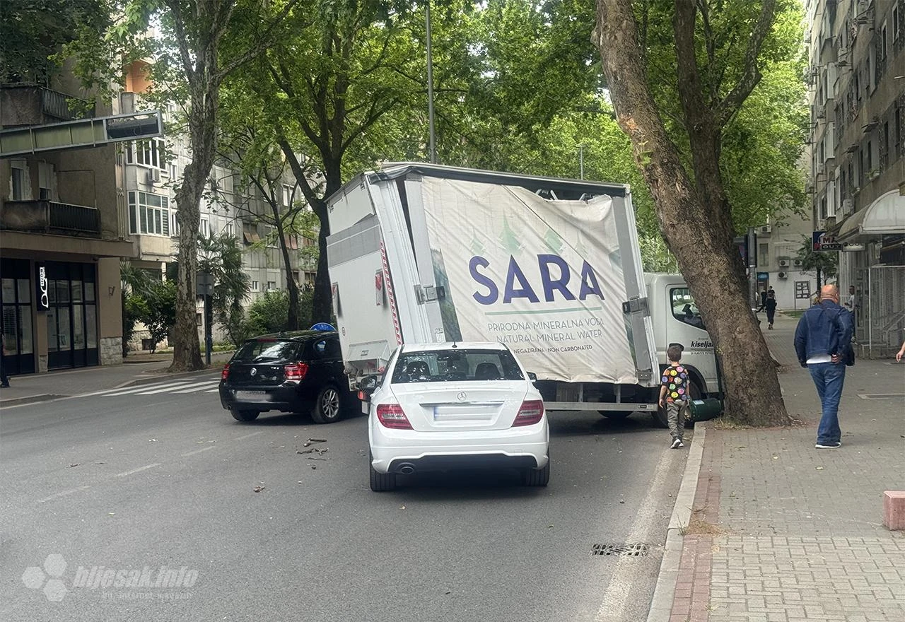 FOTO | Zbog sudara kamiona i Mercedesa prometni kolaps na Aveniji