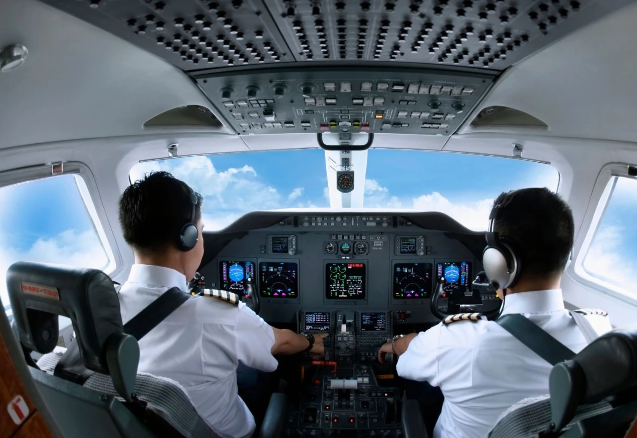 Pilot okrenuo avion i vratio ga na polazište jer je putnik osoblje nazvao konobarima