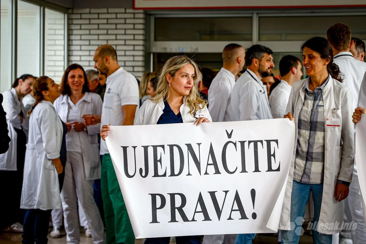 FOTO Liječnici polusatnim štrajkom poručili: Ujednačite prava, pokažite da vam je stalo!