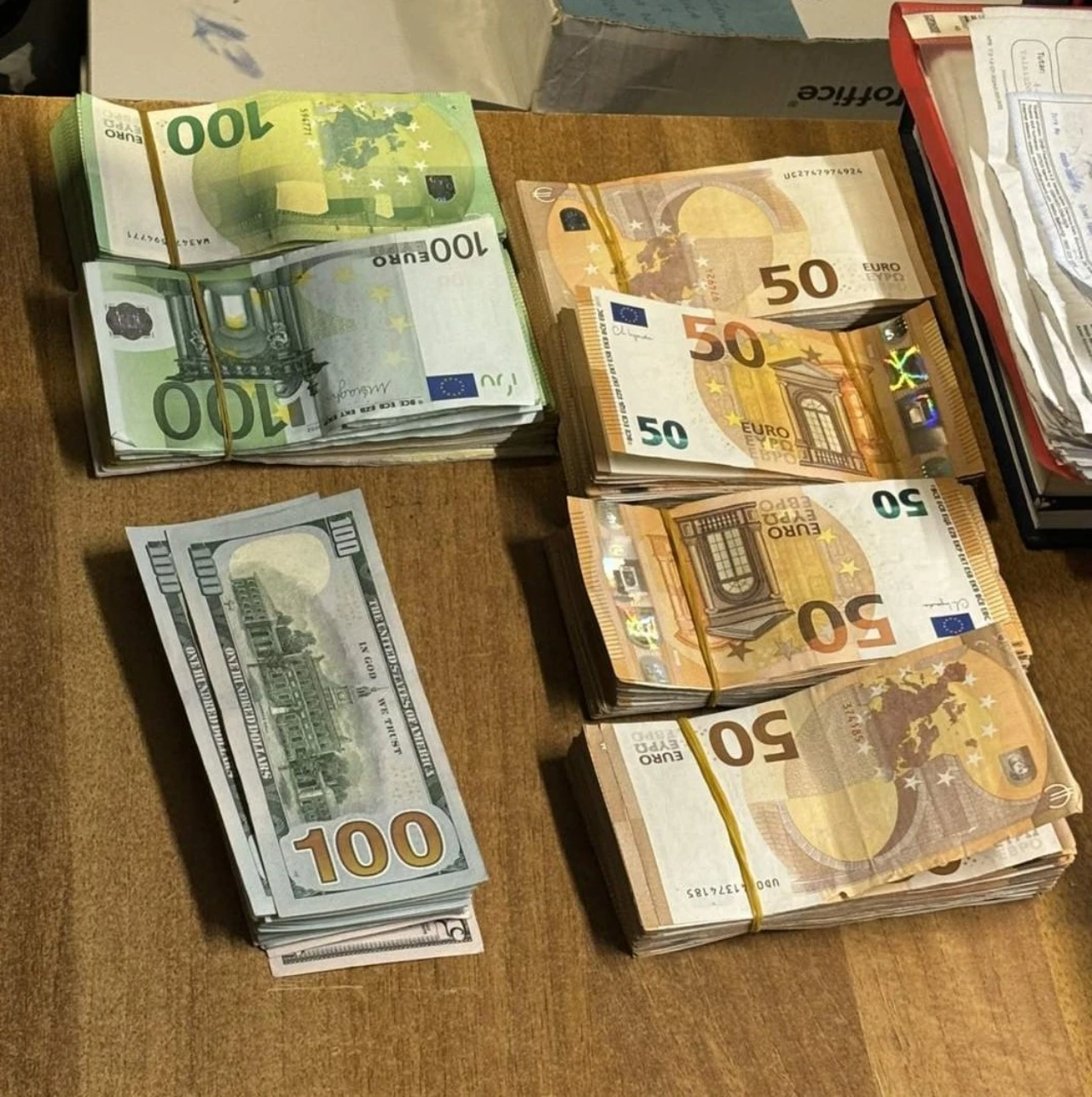 U osobnu prtljagu skrio 50.970 eura i 5.000 američkih dolara 