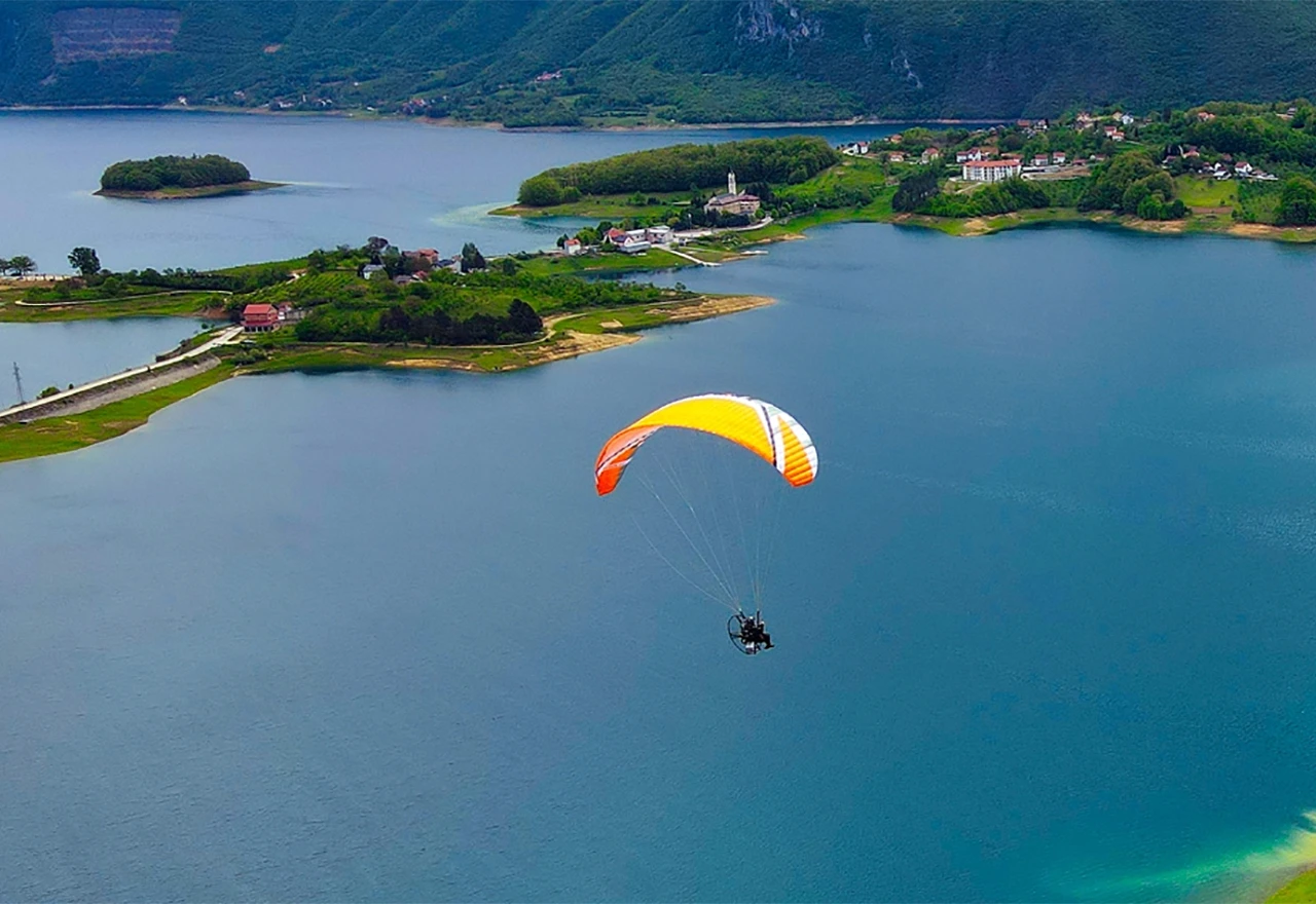 VIDEO | Paraglajderi uživali u najljepšem pogledu iz zraka na Ramsko jezero