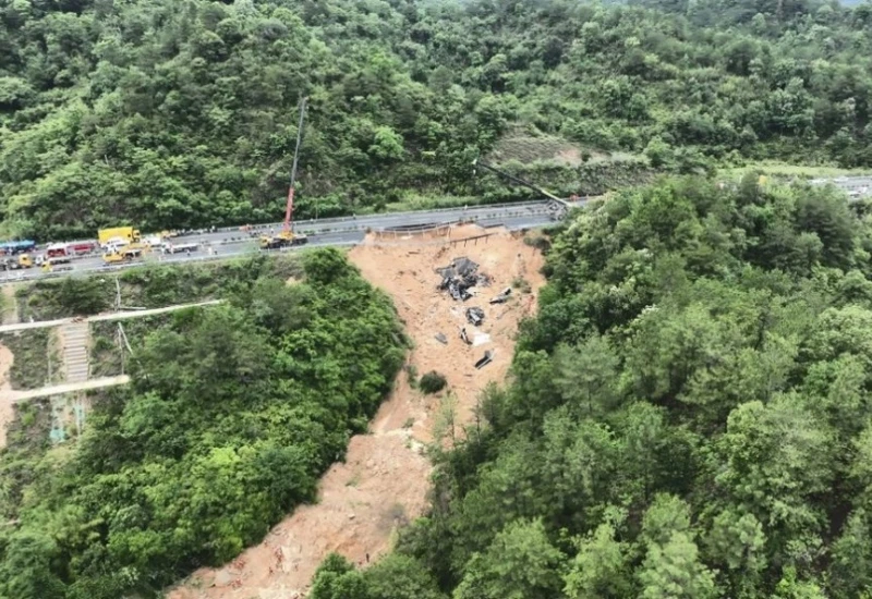 Urušila se autocesta, 36 poginulih - Očevici vidjeli kako se otvara ogromna rupa